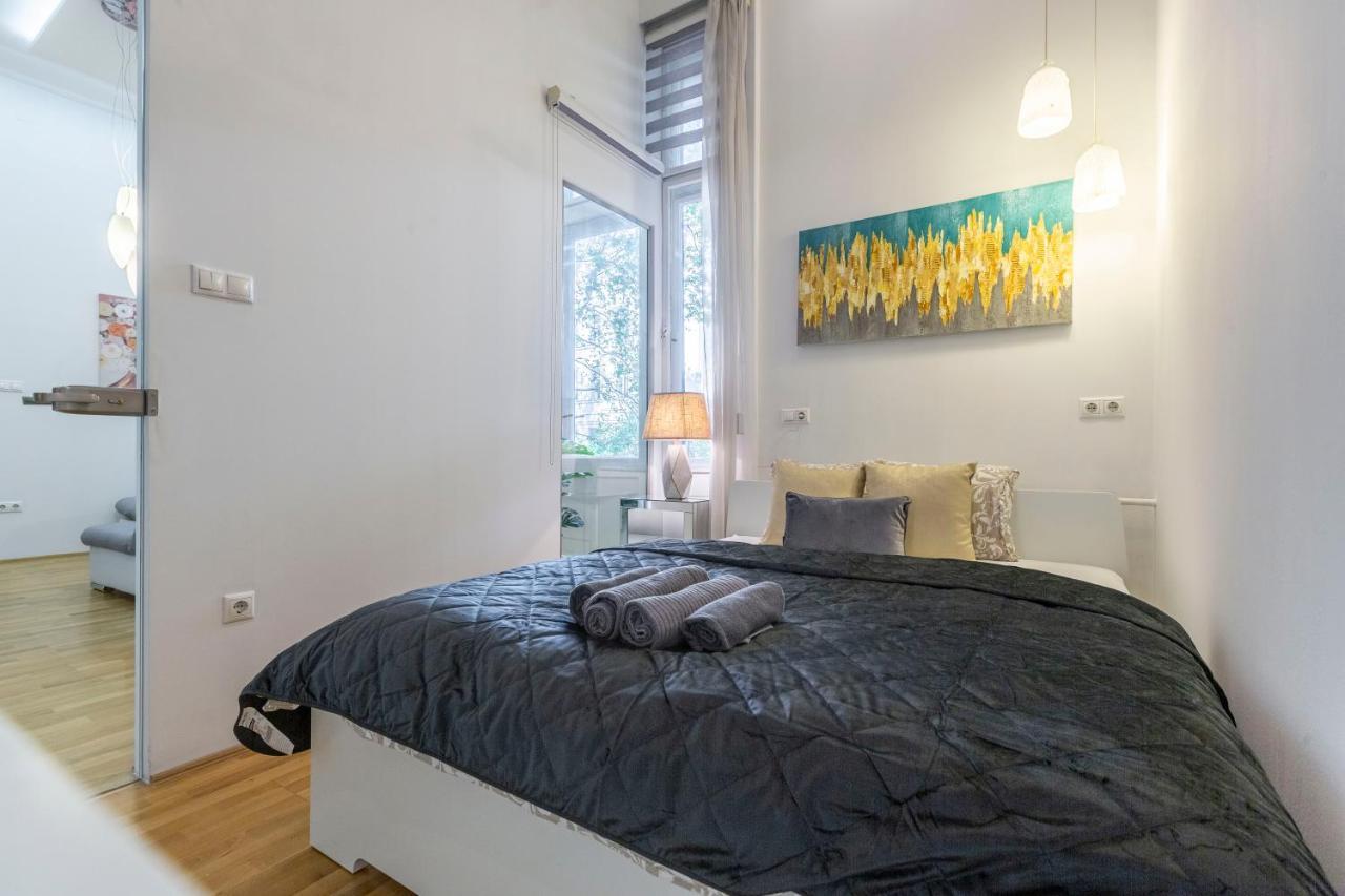 Luxurious & Spacious Downtown Residence In Liszt Ferenc Square بودابست المظهر الخارجي الصورة